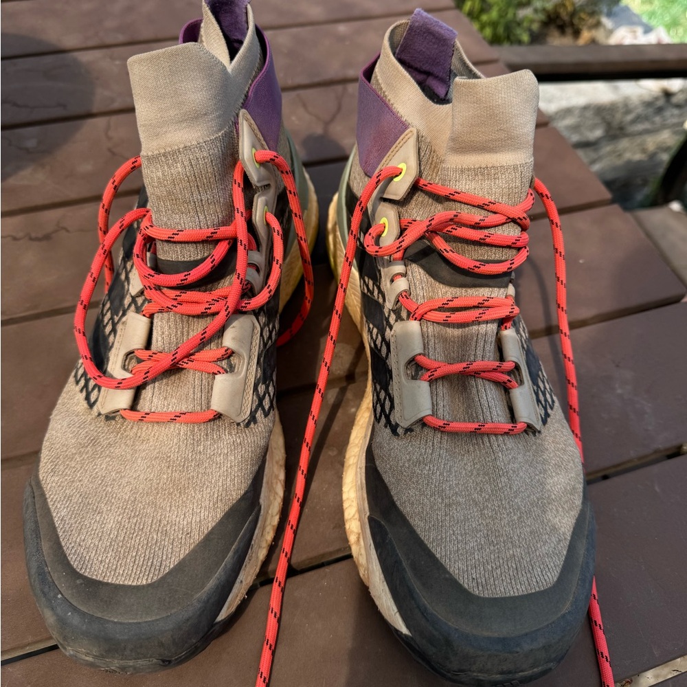 High Top Trekkie Trainer/Hiking shoes Women’s 10